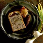 Pate en croute au foie gras et ris de veau chutney d oignon doux des cevennes