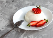 panna cotta con jarabe de frambuesa©foto de stock 1923635246 shutterstock