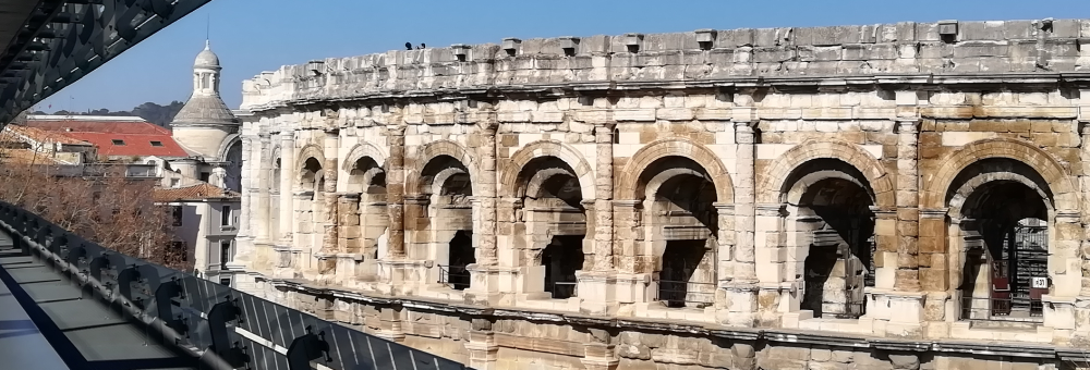 arenes amphitheatre nimes depuis le musée de la romanité©nb uzessentiel