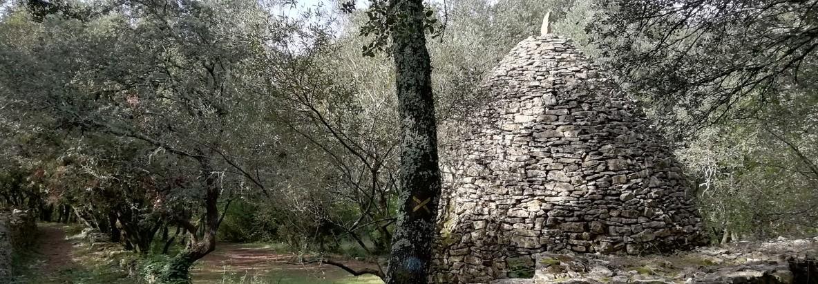 Le chemin des capitelles, à Blauzac