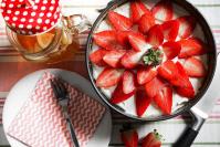 Fresh strawberries cake©picjumbo.com