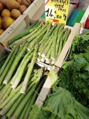 asperges marché d'Uzès©nb UzEssentiel