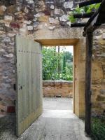 porte vers le monastere©nb UzEssentiel