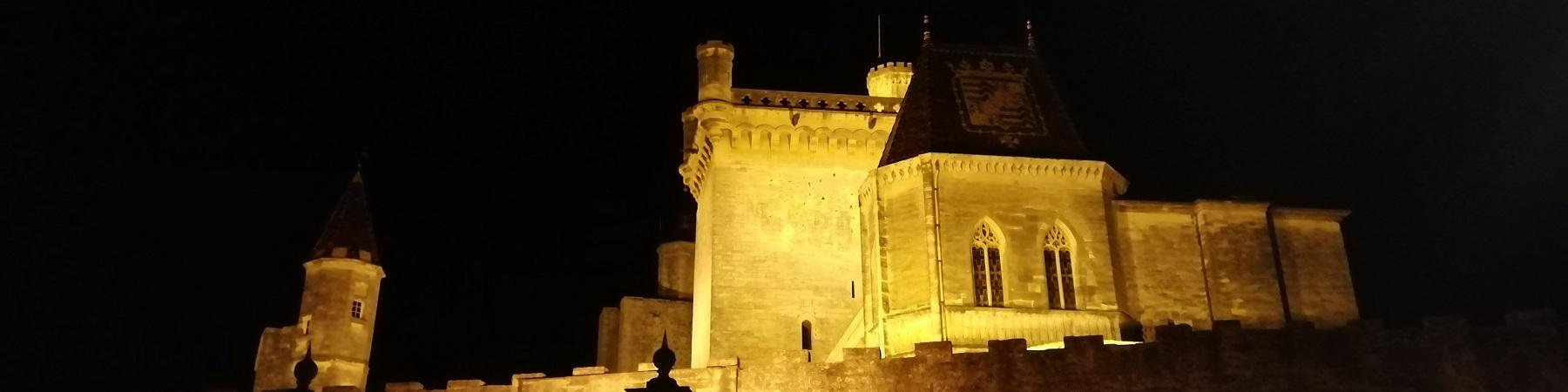 Le Duché, by night
