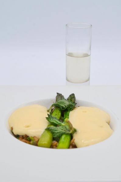 Risotto de petit épeautre, asperge verte de Saint-Siffret et sabayon au genévrier cade de garrigue.